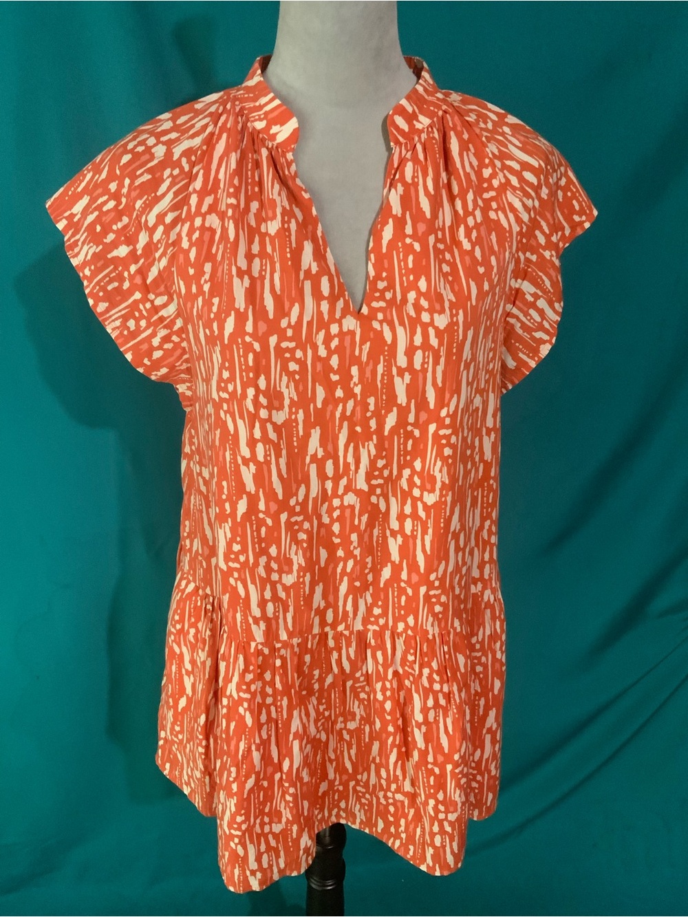 PINCH, TIERED, FLUTTER-SLEEVE BABYDOLL/MINI DRESS, WITH A V-NECKLINE